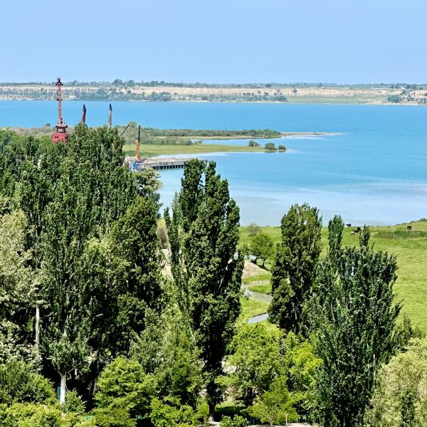 Blick vom Museumsgelände auf den Issyk-Kul-See