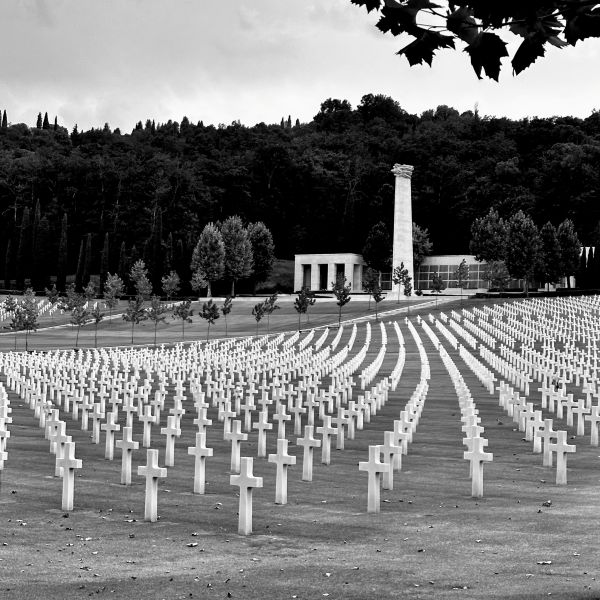 Friedhof mit Obelisken
