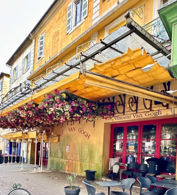Café an der Place du Forum - Motiv für van Goghs Caféterrasse am Abend