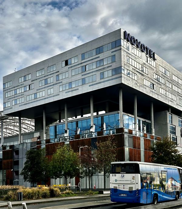 Hotel an der Anlegestelle und Haltestelle für Buszubringer text3