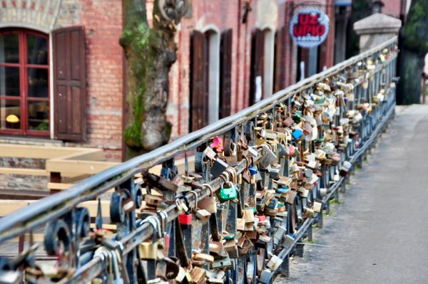 Zugang zur Freien Republik Uzupis geht via Brücken über den Fluss Vilna Text 4