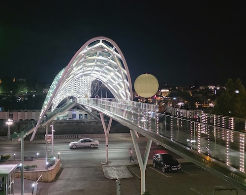 Friedensbrücke bei Nacht