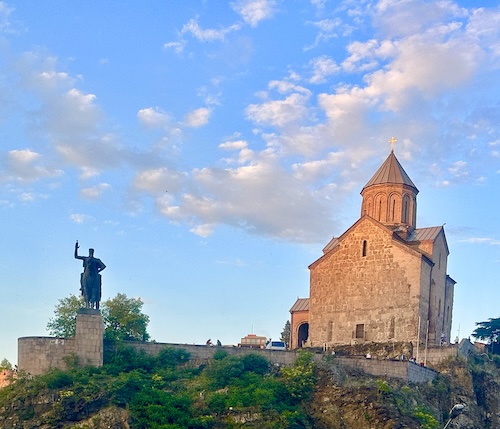 Metekhi-Kirche mit Reiterstandbild von König Wachtang I. Gorgassali