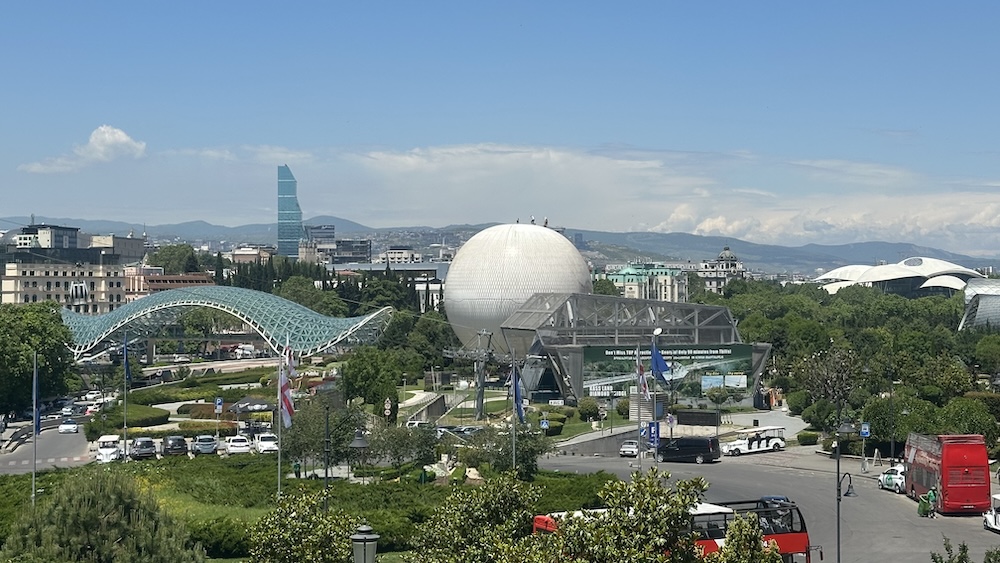 Panorama mit Friedensbrücke und Ballon Titel