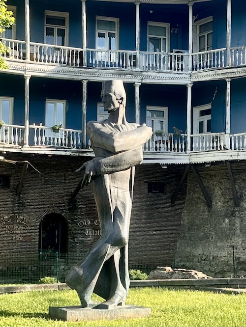 Skulptur des Architekten und Stadtplaners Schota Kawlaschwili